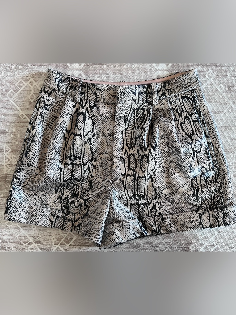 Alice + Olivia Snake-Print Shorts -high waisted